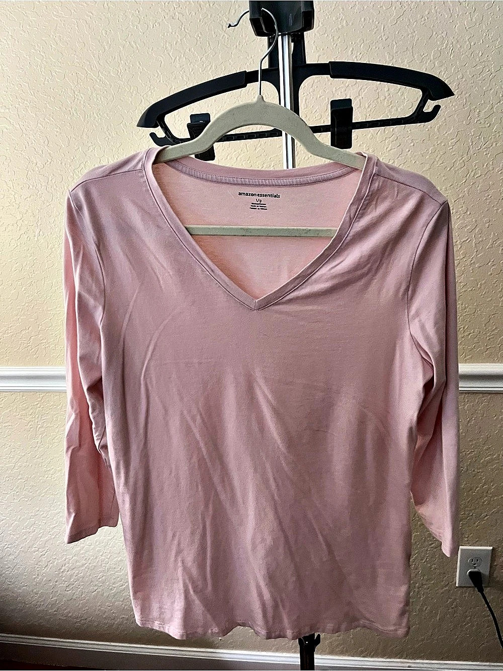 Amazon Essentials Women's Regular-Fit 3/4 Sleeve V-Neck T-Shirt Pink